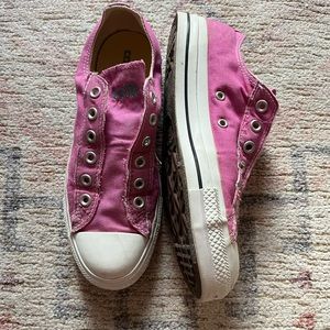 Like New slip on pink Converse